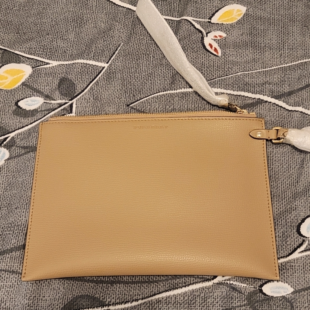 BRAND NEW Burberry clutch/wristlet